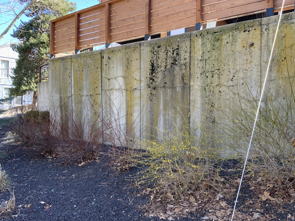 Horizontal cracking in a failing retainer wall